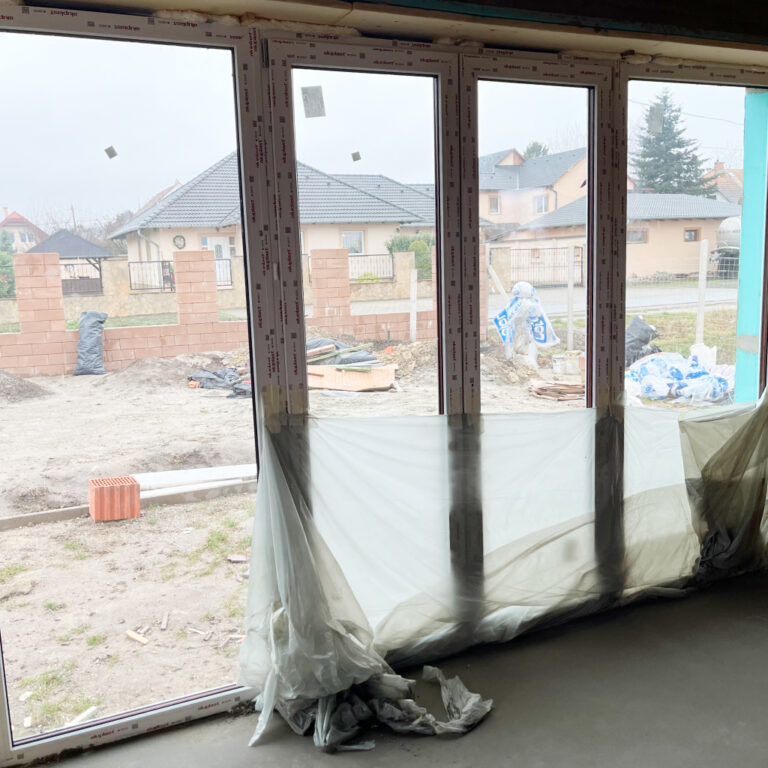 Referenciakép több nyílászáró beépítésére, családi házba, belülről.