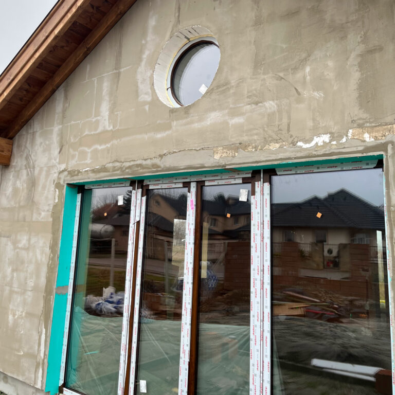 Referenciakép több nyílászáró beépítésére, családi házba